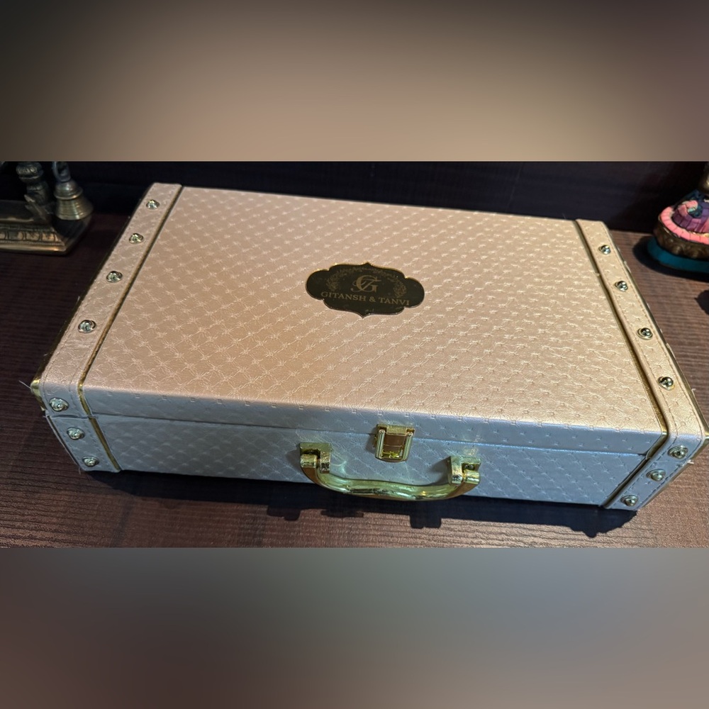 ❤️ Luxurious One of a kind! Gold and Cream Patterned Box. - Picture 4 of 9